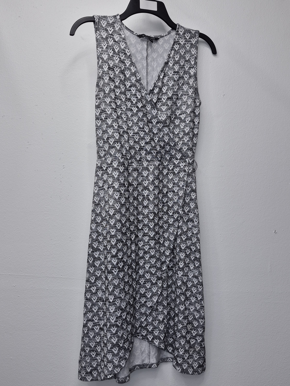 41 Hawthorn Sleeveless V-Neck Black & White Patterned Women's Dress